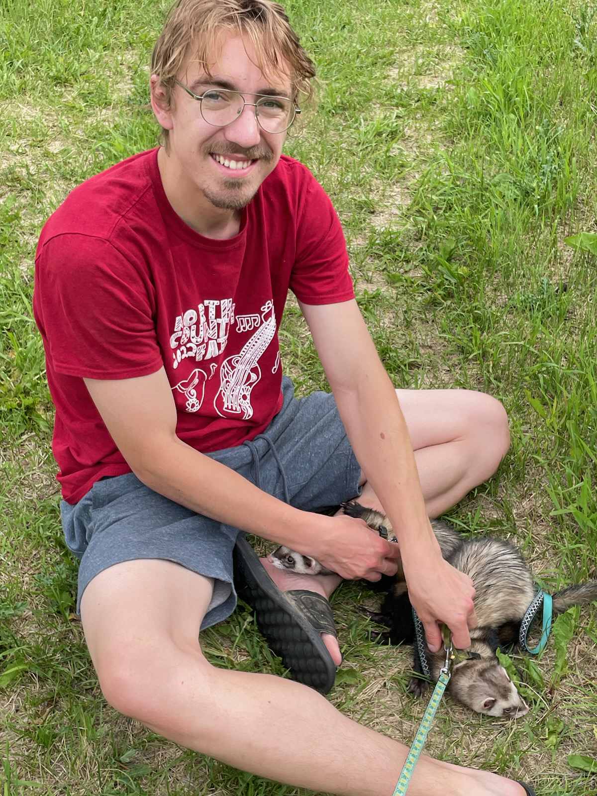 Isaiah, un jeune homme atteint de fibrose kystique, est assis avec les jambes.
