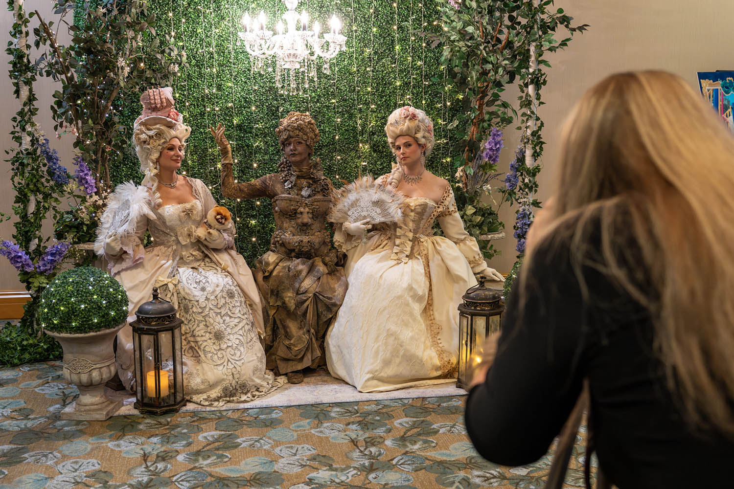 Trois statues humaines élaborées, habillées en vêtements de la Renaissance, lors du gala des 65 Roses.