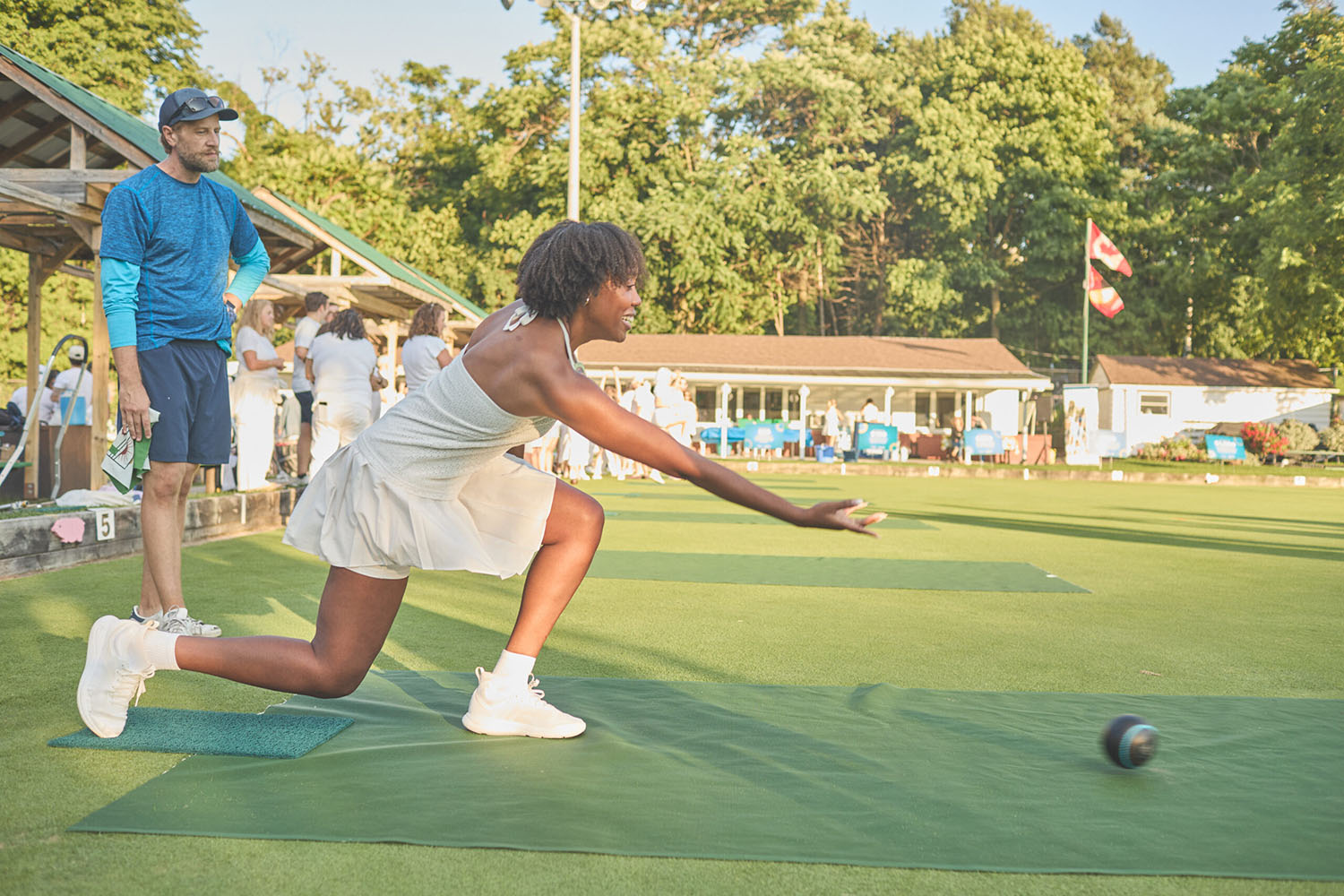 Un participant à LSN lance une boule de bowling sur le green.